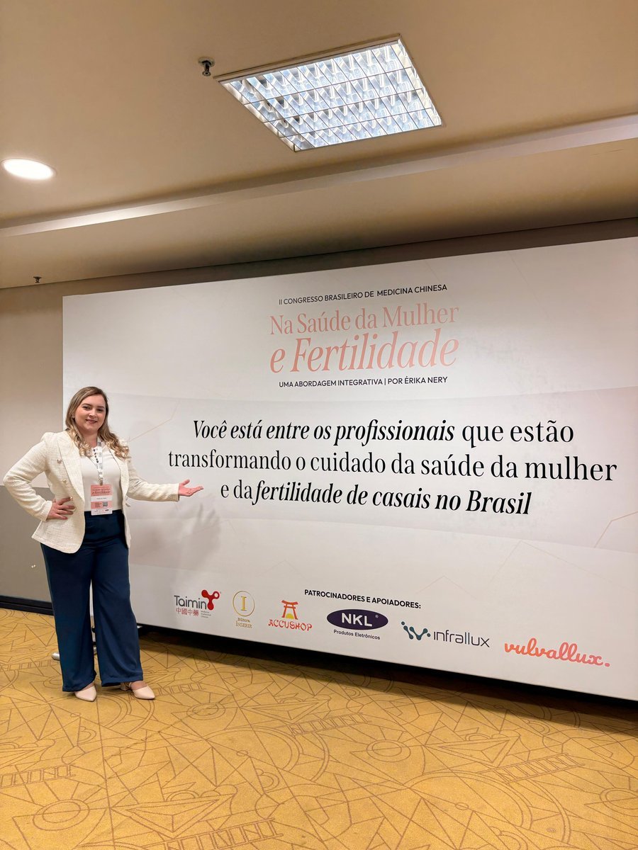 Thaís Melo diante do painel do congresso de Medicina Chinesa na Saúde da Mulher e Fertilidade, em 2026